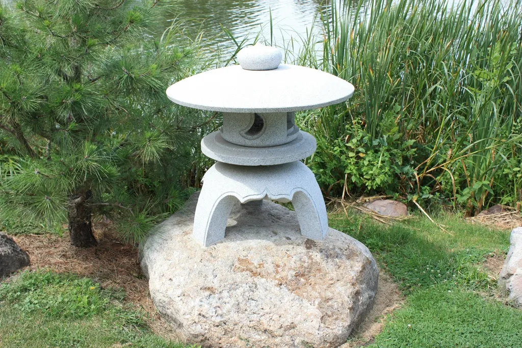 Artwork: Granite Lantern - South